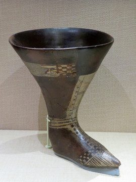 亚美尼亚靴形高脚陶杯