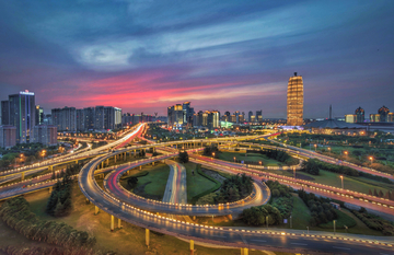 城市夕阳和建筑道路