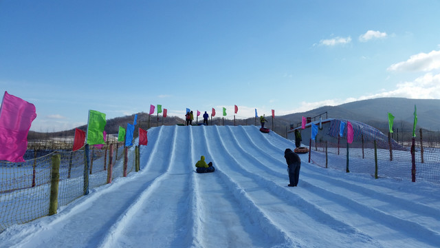 东北哈尔滨雪景滑雪