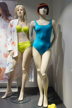 玻璃橱窗模特展示的女式泳装