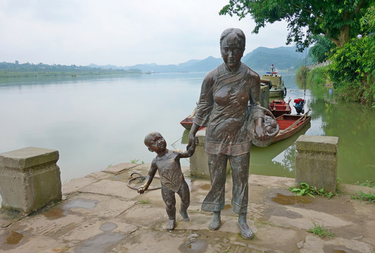 农妇牵着孩子雕塑