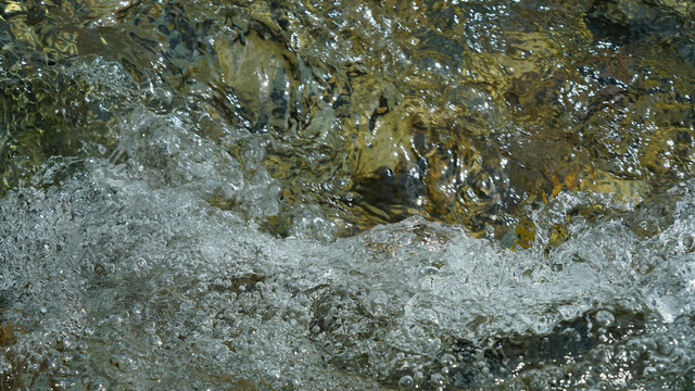 清澈透明的河水山泉水