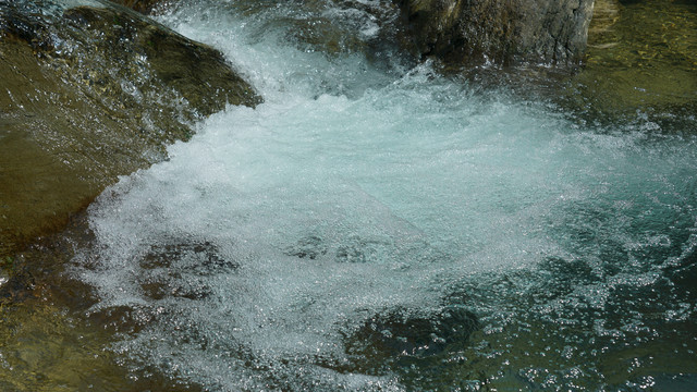 清澈透明的河水山泉水