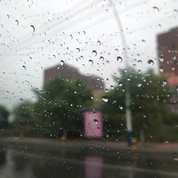 玻璃上的雨滴