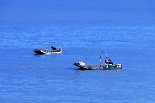 蓝色海面小渔舟