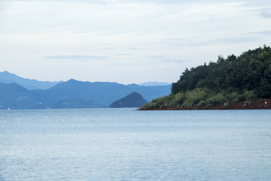 湖畔远山