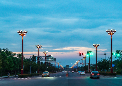 晚霞城市路灯街道