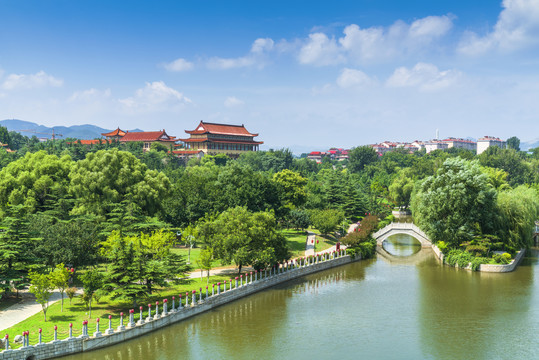 碧水蓝天白云青州绿色城市风景