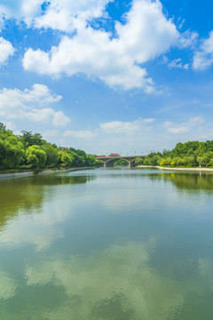 碧水蓝天城市风景