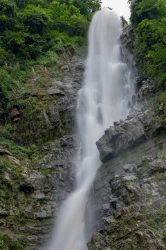 山间溪水