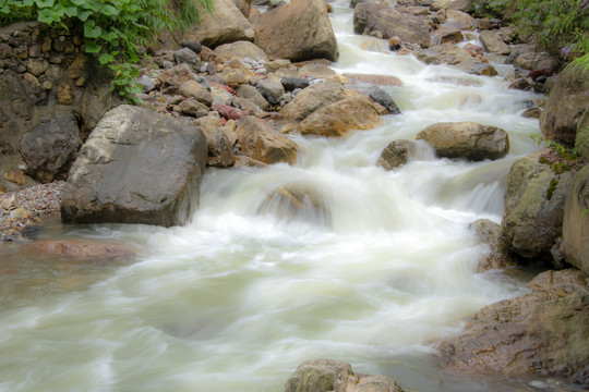 山间溪水