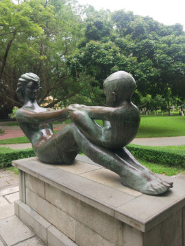粤西茂名新湖公园亲子雕像