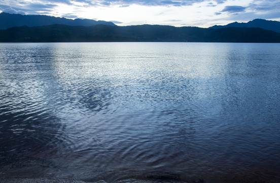 湖光山色