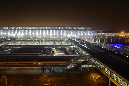 上海浦东机场航站楼夜色灯光