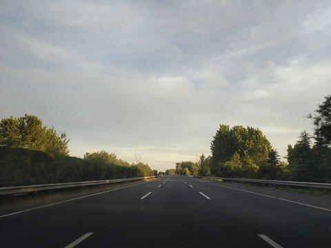 清晨高速路