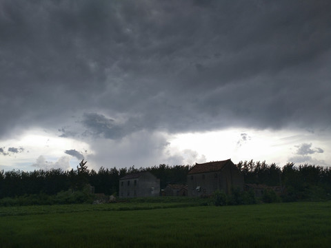 雷雨天夏日乡村