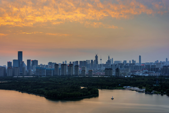 中国辽宁沈阳浑河畔日落风光