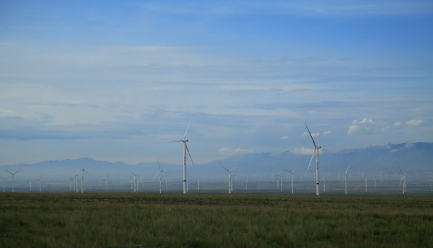 草原上的风力发电