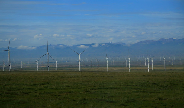草原上的风力发电