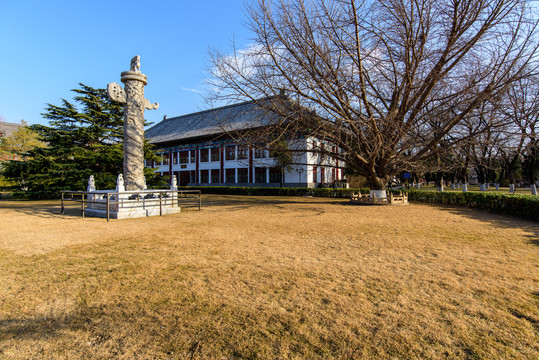 北京大学大雅堂华表草坪蓝天白云