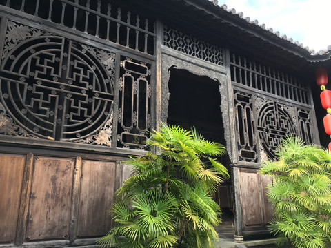 侨乡斋传统建筑木雕窗户及墙体