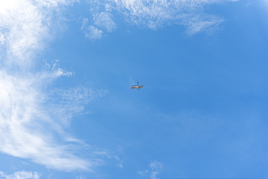 蓝天白云中的直升机