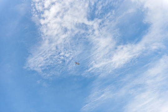 蓝天白云中的直升机