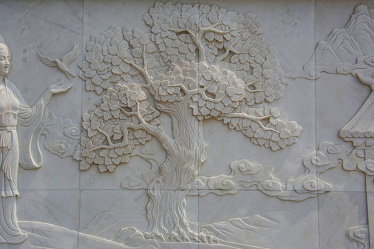 祥云缠绕的枝叶茂盛的树壁雕