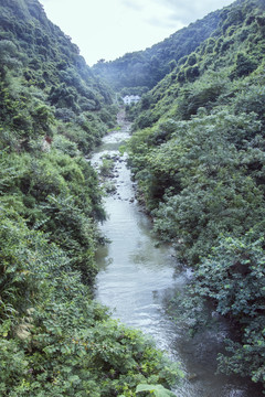 峡谷溪流