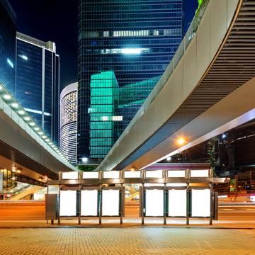 夜晚城市道路边的空白广告牌