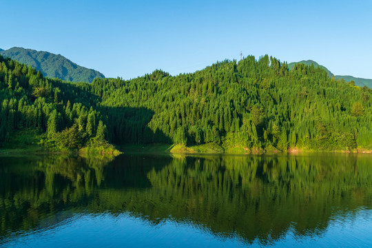 湖泊山林倒影蓝天碧水