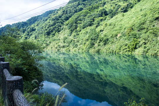 青山湖水倒影