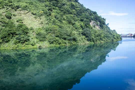 青山湖水倒影