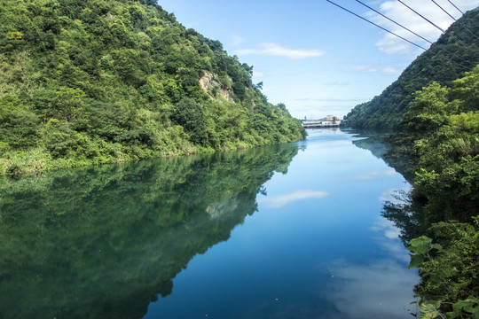 青山湖水倒影