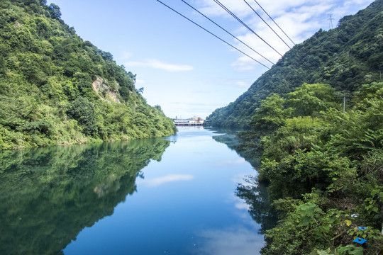 青山湖水倒影