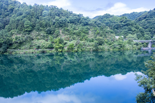 青山湖水倒影