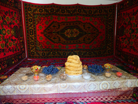 新疆民族节日家庭招待客人