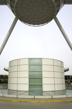 上海浦东机场圆柱形电梯间外景
