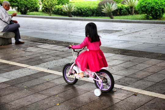 珠江边骑单车的小姑娘