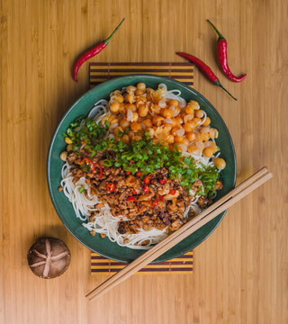 炸酱面豌杂面拌面豌豆肉沫面