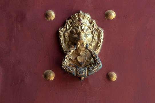 门上的狮子门扣