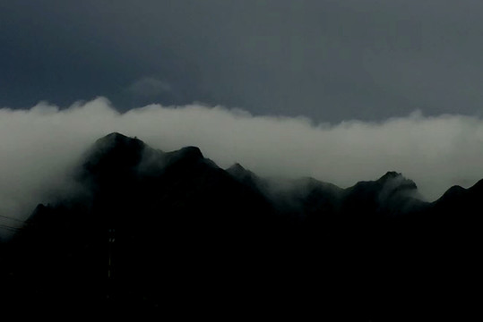 云遮雾绕的山