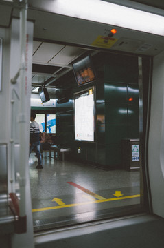 广州地铁门