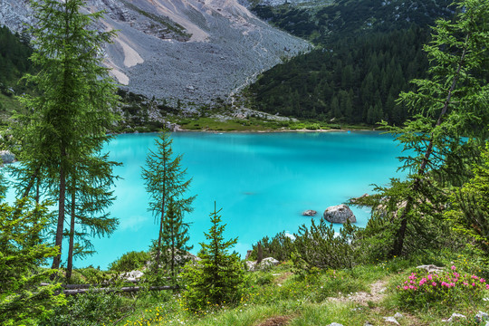 意大利多洛米蒂高山牛奶湖风光