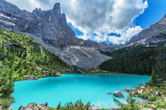 意大利多洛米蒂高山湖风光