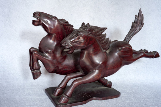 红木雕塑双马