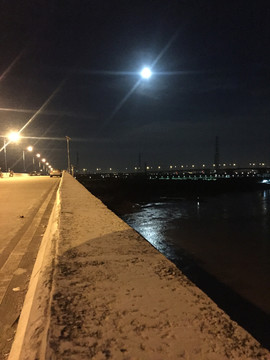 桥上夜景
