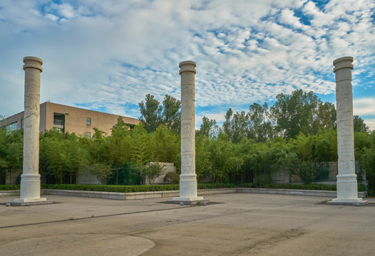 汉白玉浮雕纪念柱