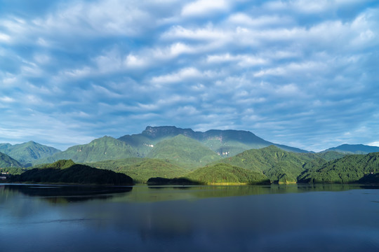 瓦屋山雅女湖倒影