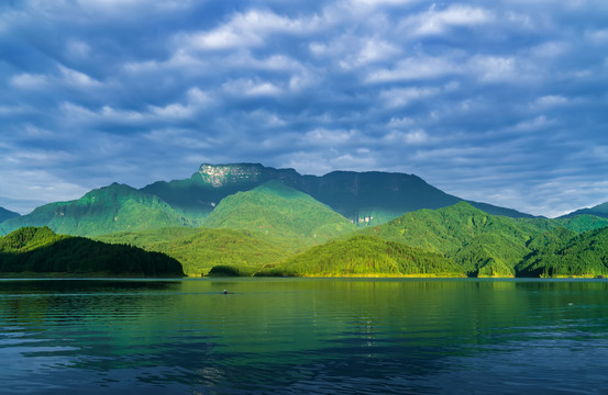 瓦屋山雅女湖倒影游泳爱好者